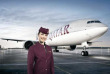 Qatar Airways - Hôtesse devant appareil