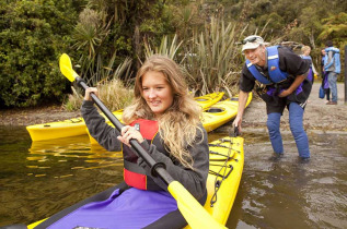 Nouvelle-Zélande - Franz Josef - Kayak sur le lac Mapourika et marche dans la forêt jurassique © Tourism New Zealand, Julian Apse