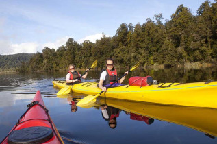 Nouvelle-Zélande - Franz Josef - Kayak sur le lac Mapourika et marche dans la forêt jurassique © Tourism New Zealand, Julian Apse