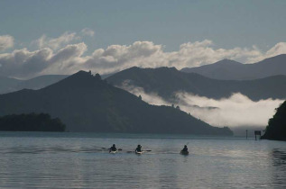 Nouvelle-Zélande - Marlborough Sounds - Kayak à Ship Cove - aller en bateau-taxi, retour par le service de livraison postale © Destination Marlborough