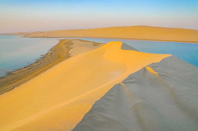 Qatar - Désert et mer intérieure au Qatar © Shutterstock, Brian Scantlebury